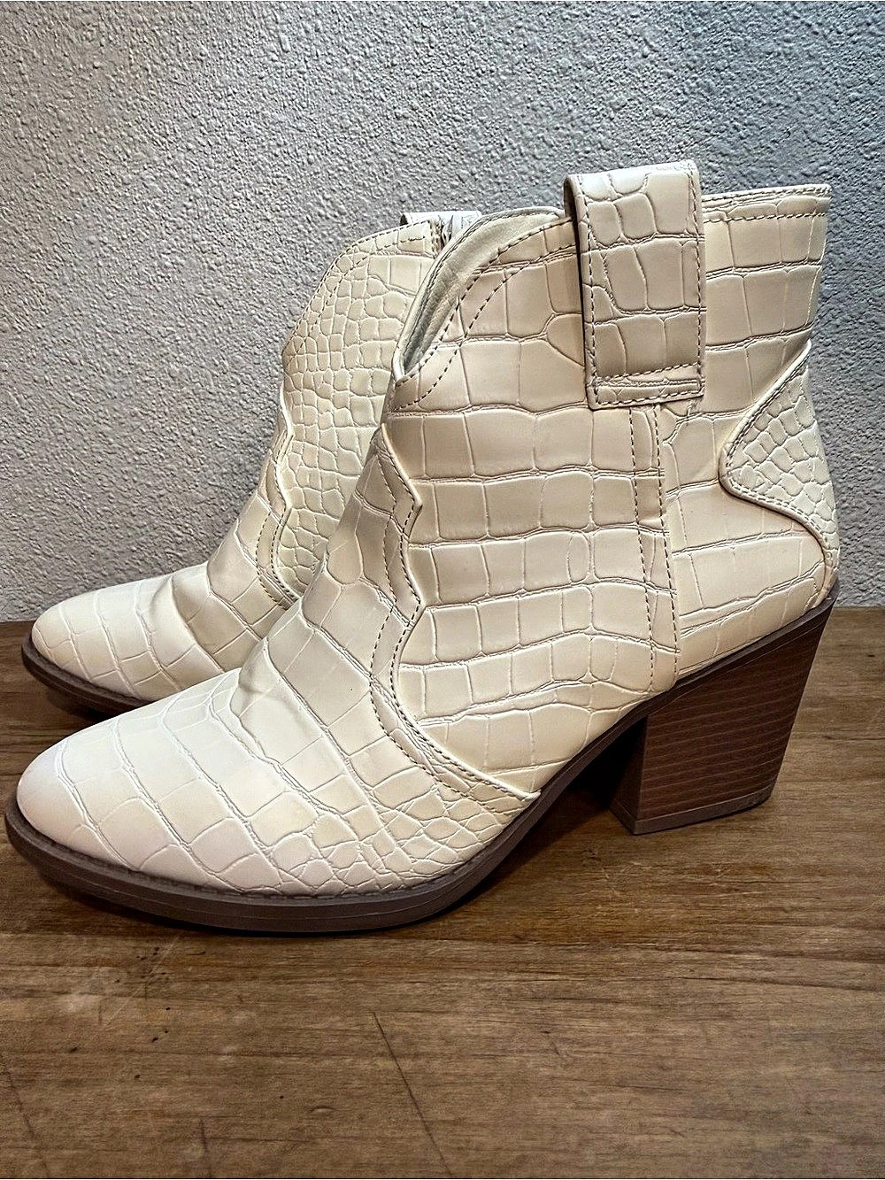 Sugar Torch Women’s 6.5 Ivory Croc Embossed Western Ankle Boots Block Heel